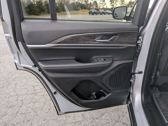 Used 2025 Jeep Grand Cherokee Limited w/ Black Appearance Package image 27