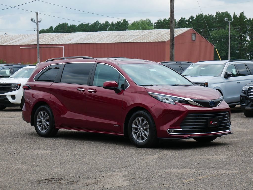 Used 2021 Toyota Sienna XLE w/ XLE Plus Package FWD image 1