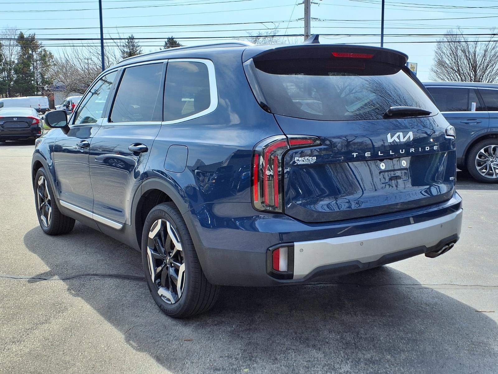 Used 2024 Kia Telluride EX image 3