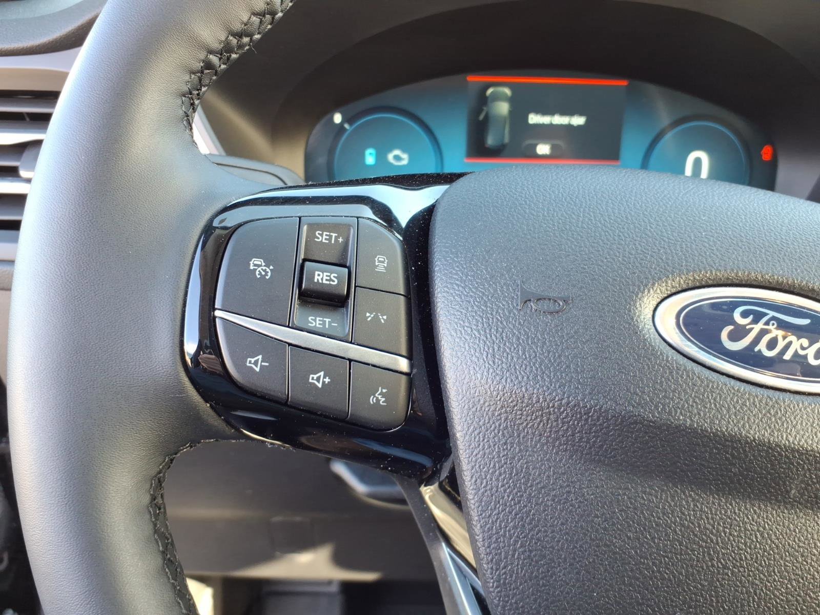 Certified 2025 Ford Escape Platinum w/ Class II Trailer Tow Package image 17