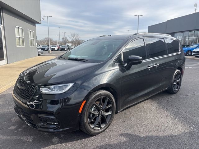 Used 2023 Chrysler Pacifica Limited w/ Uconnect Theater Family Group image 2