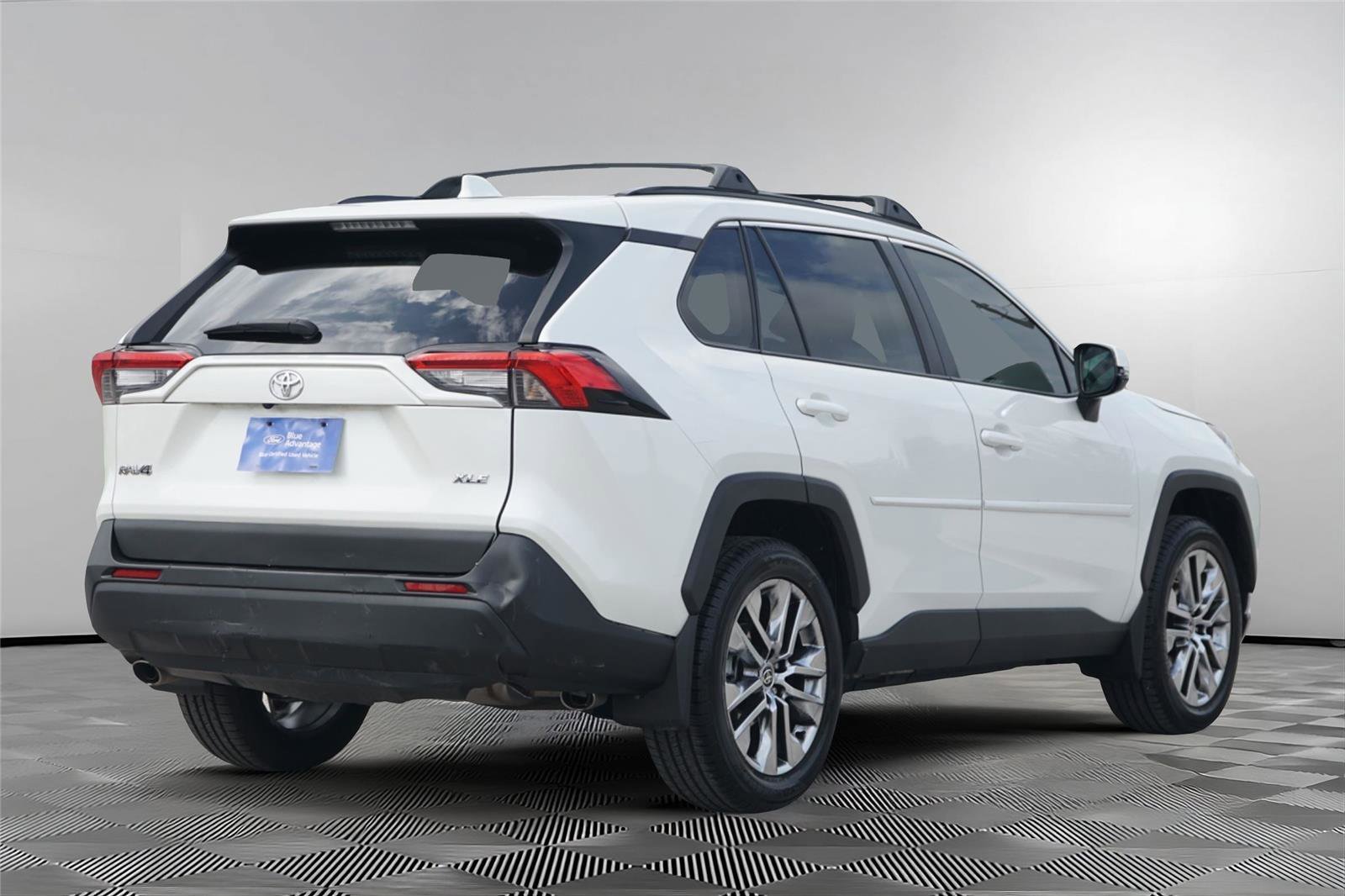 Used 2021 Toyota RAV4 XLE Premium FWD image 5