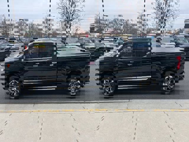 Used 2022 Chevrolet Silverado 1500 High Country w/ Technology Package image 2