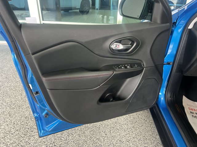 Used 2022 Jeep Cherokee Trailhawk w/ Comfort/Convenience Group AWD/4WD image 11