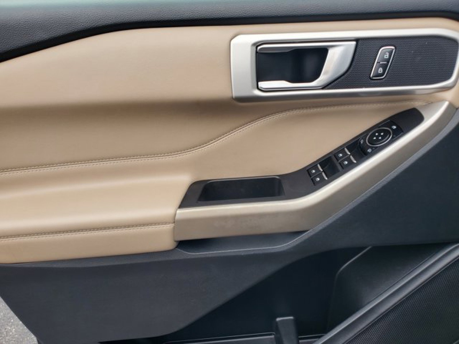 Certified 2022 Ford Explorer XLT w/ Equipment Group 202A image 13