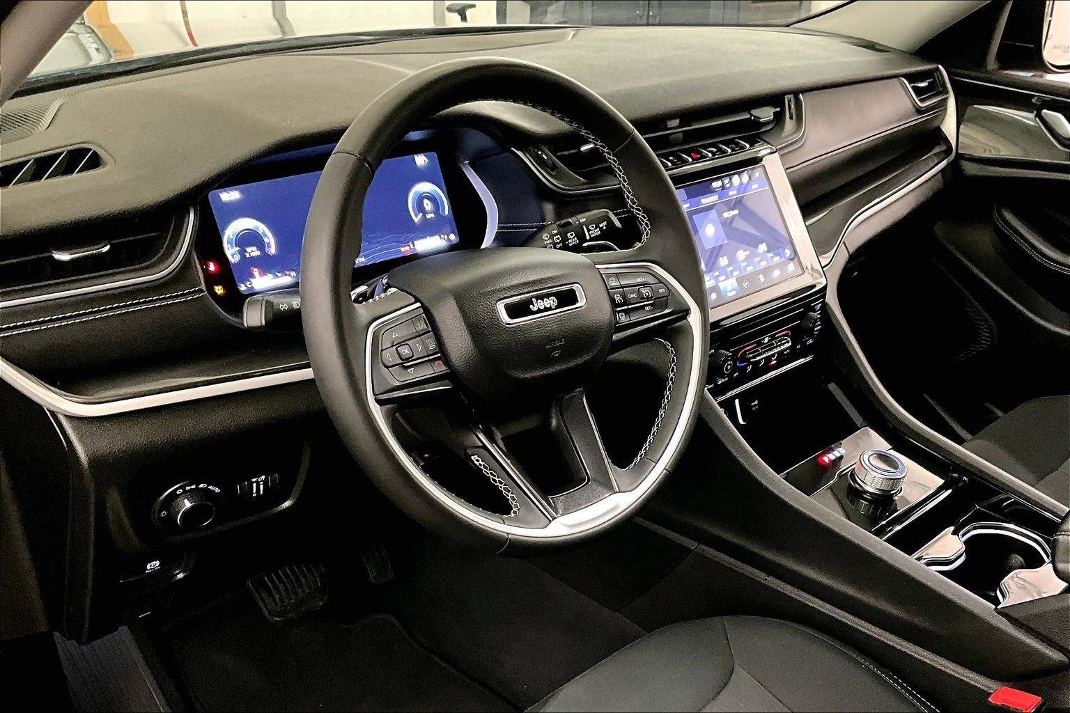 Used 2023 Jeep Grand Cherokee Laredo image 12