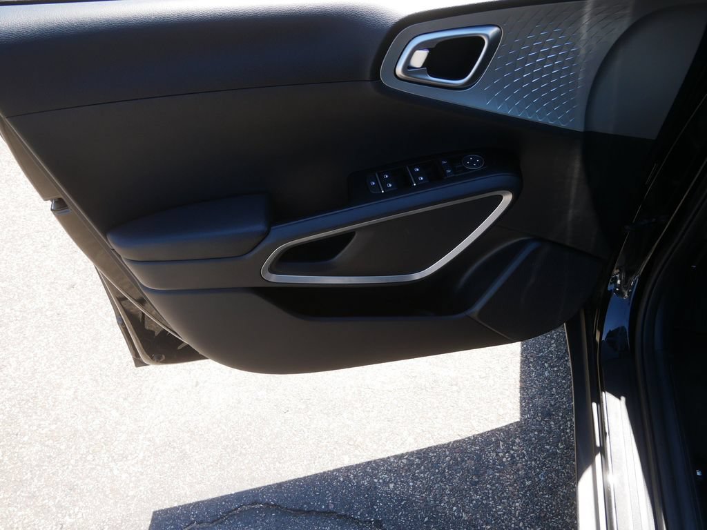 Used 2023 Kia Soul S FWD image 12