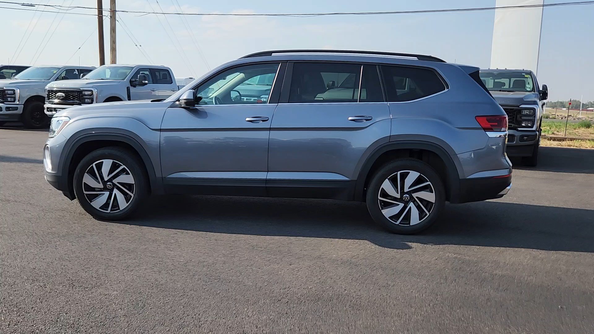 Used 2024 Volkswagen Atlas SE AWD/4WD image 2