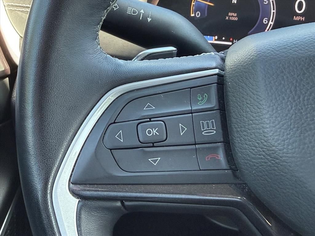 Used 2022 Jeep Grand Cherokee Laredo w/ Luxury Tech Group I RWD image 22