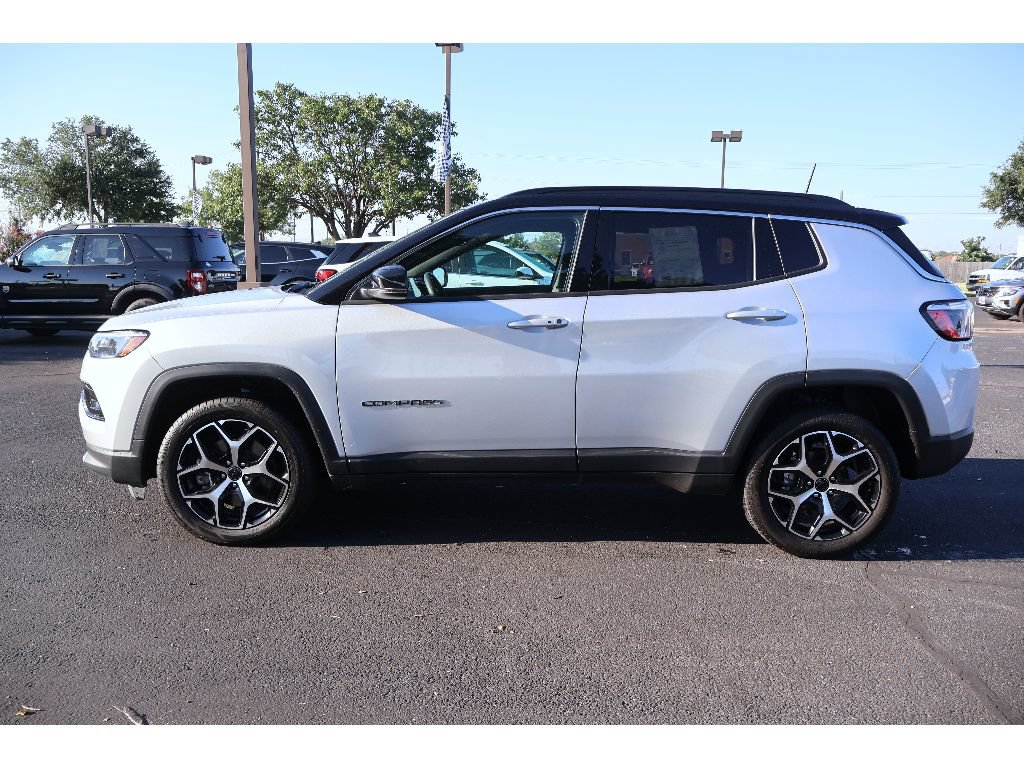 Used 2025 Jeep Compass Limited AWD/4WD image 2