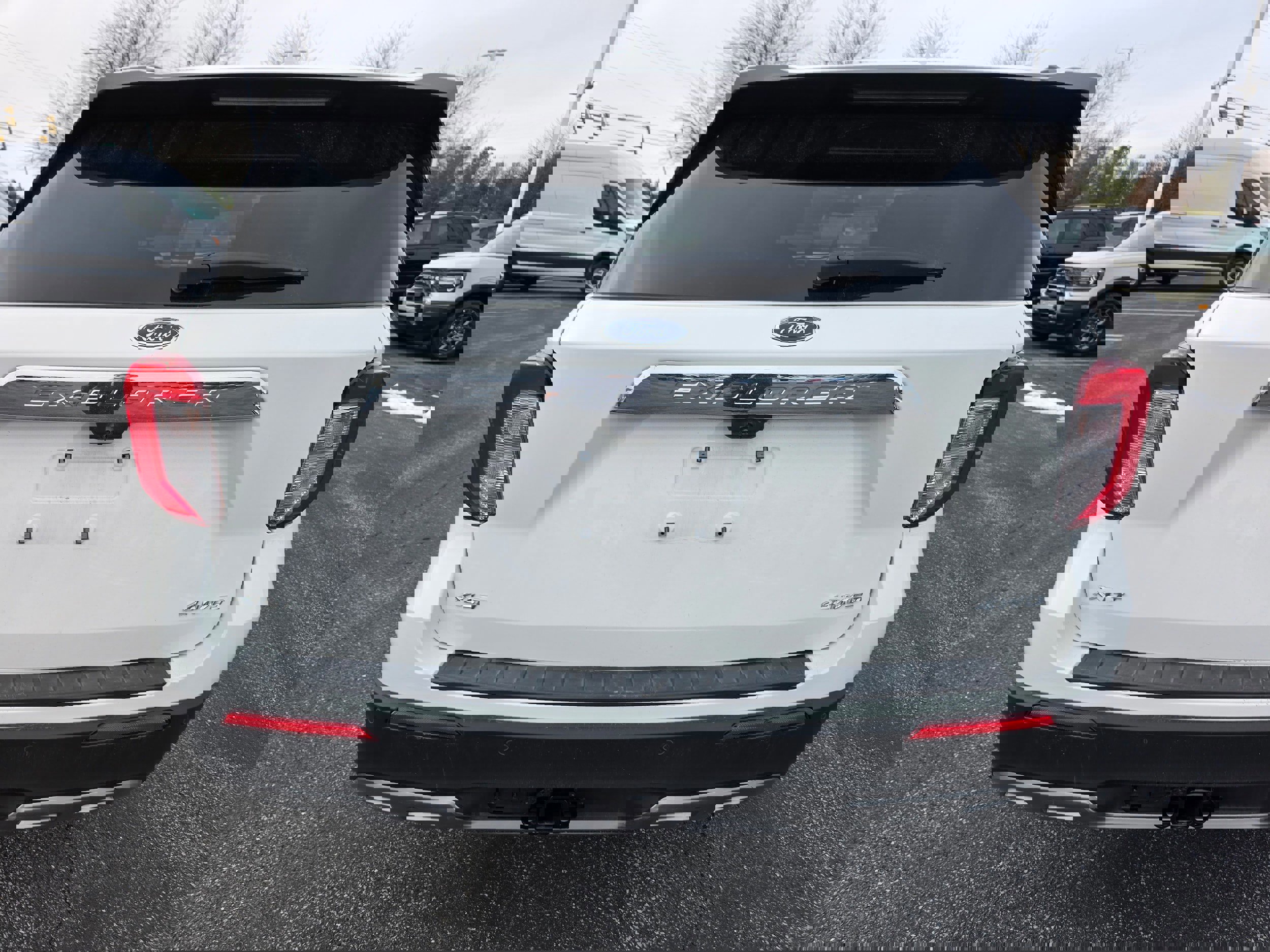 Certified 2022 Ford Explorer XLT w/ Equipment Group 202A image 3