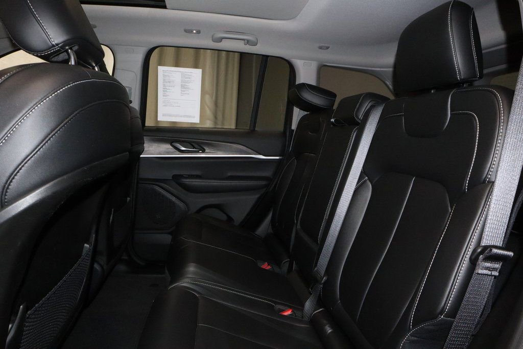 Used 2023 Jeep Grand Cherokee Limited w/ Black Appearance Package image 22