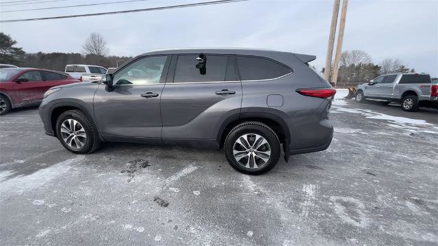 Used 2021 Toyota Highlander XLE image 3