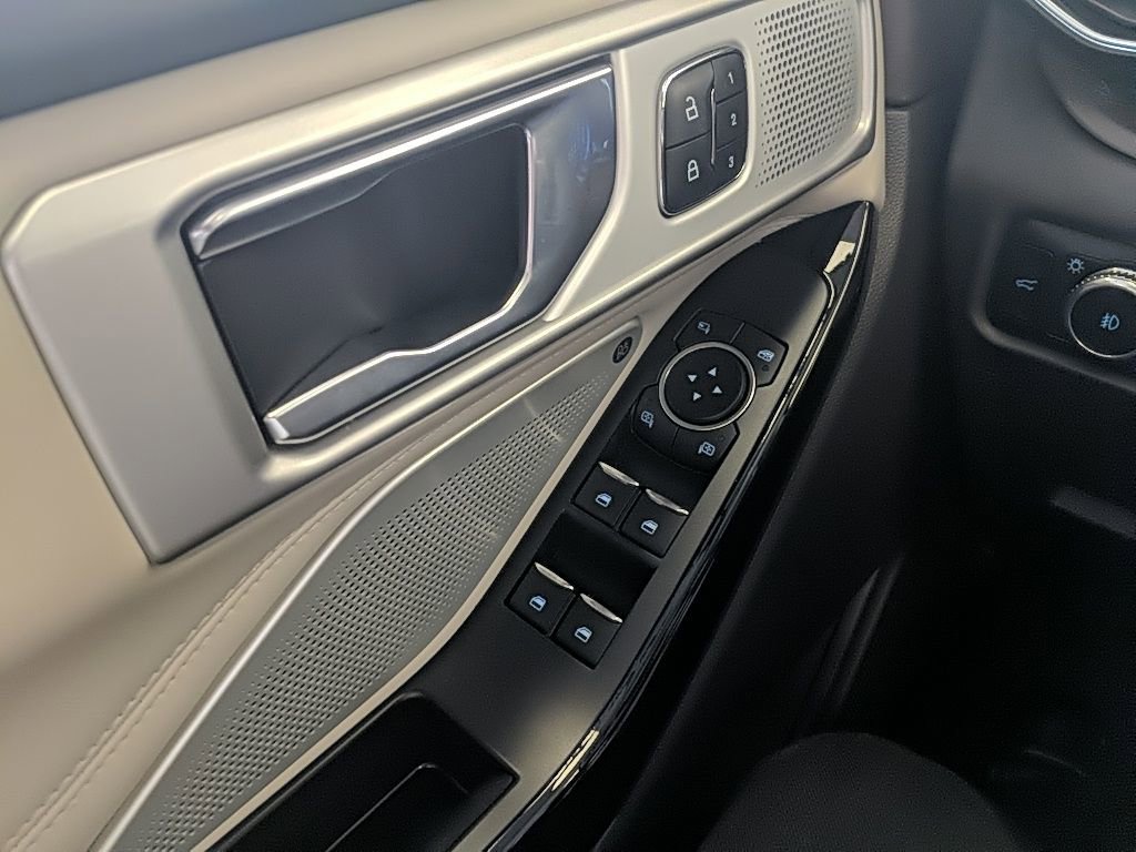 Certified 2022 Ford Explorer Platinum w/ Equipment Group 601A image 26