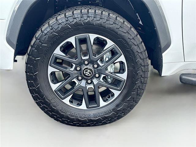 Used 2025 Toyota Tundra Limited AWD/4WD image 33