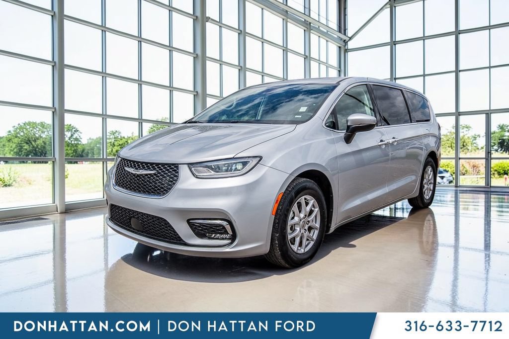 Used 2023 Chrysler Pacifica Touring-L FWD image 23