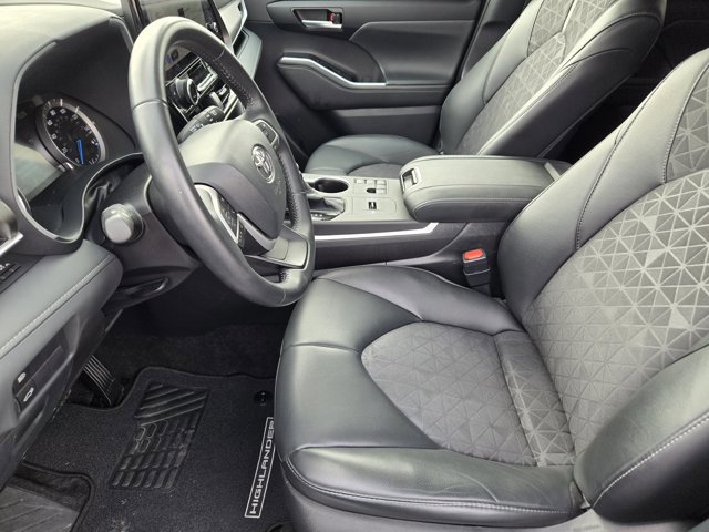 Used 2024 Toyota Highlander XLE image 12