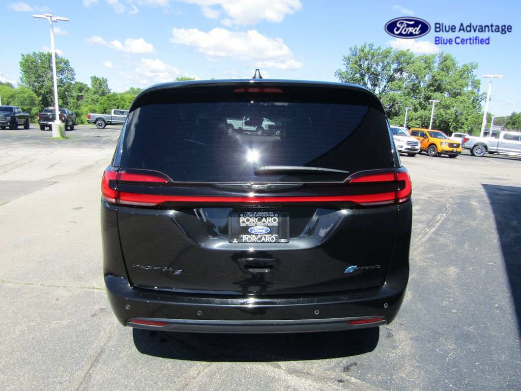 Used 2022 Chrysler Pacifica Limited w/ Uconnect Theater Family Group FWD image 16