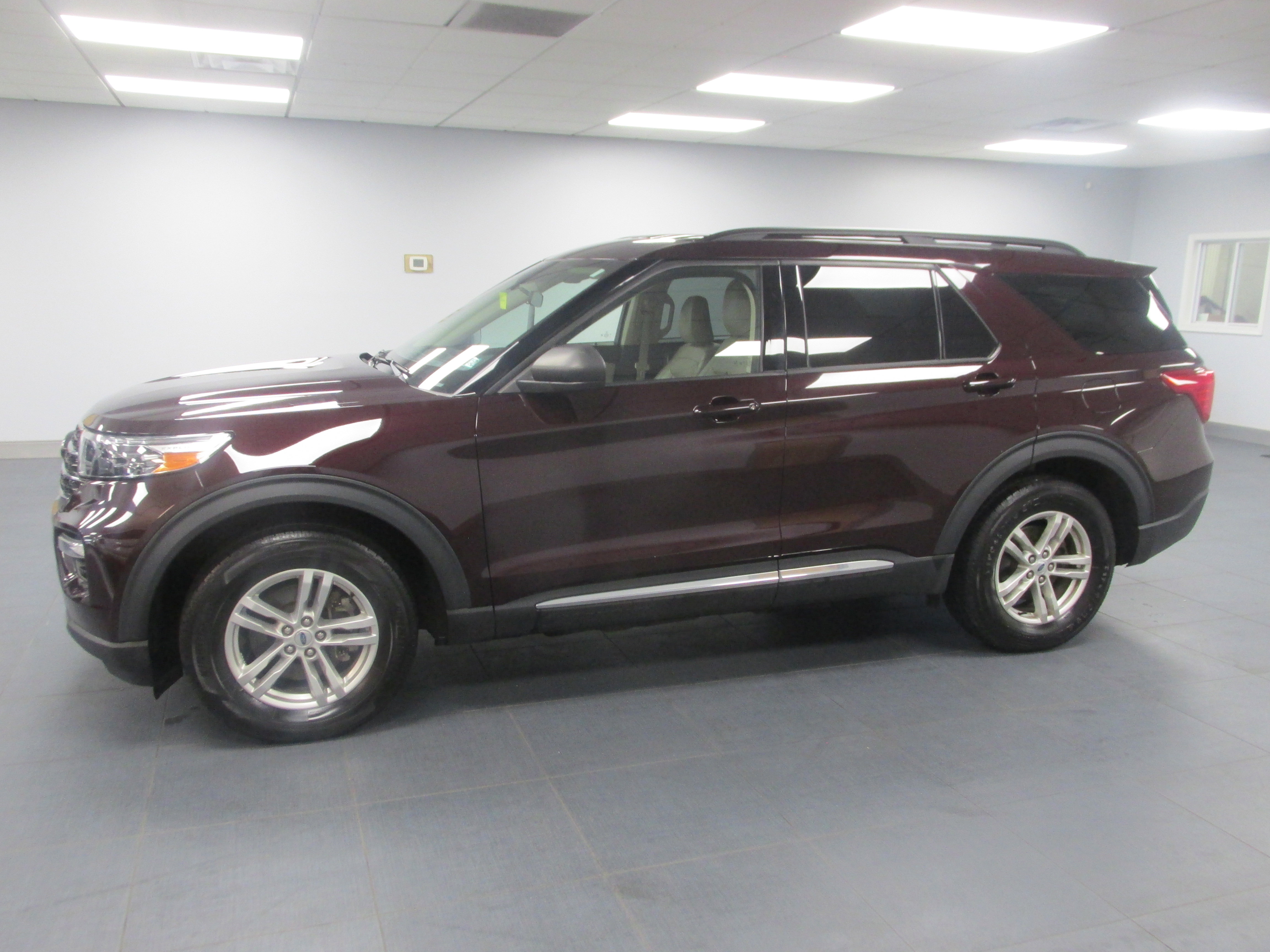 Certified 2023 Ford Explorer XLT w/ Equipment Group 202A AWD/4WD image 8