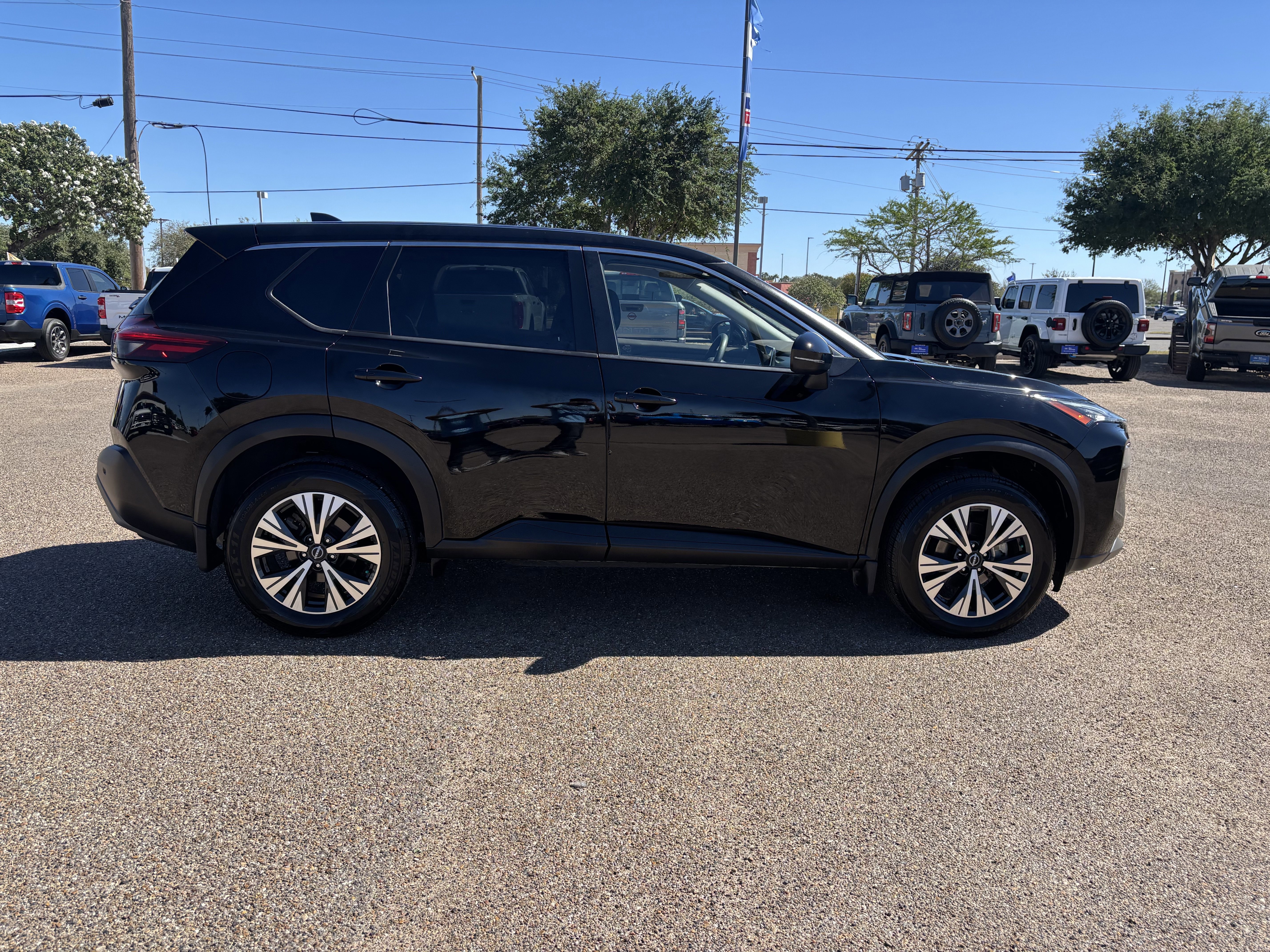Used 2023 Nissan Rogue SV image 5