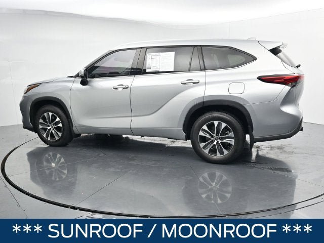 Used 2022 Toyota Highlander XLE AWD/4WD image 7