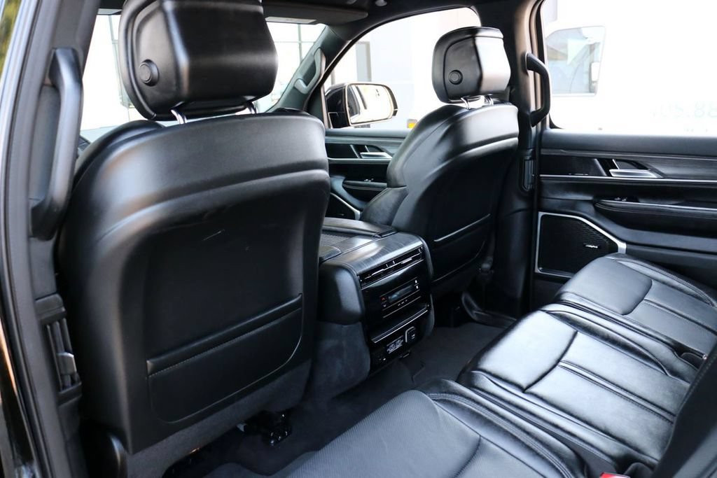 Used 2024 Jeep Wagoneer L Series II w/ Flexible Seating Group AWD/4WD image 23