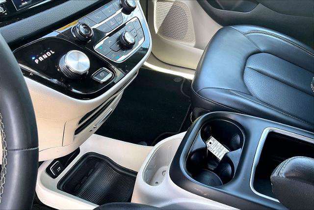 Used 2023 Chrysler Pacifica Touring-L FWD image 15