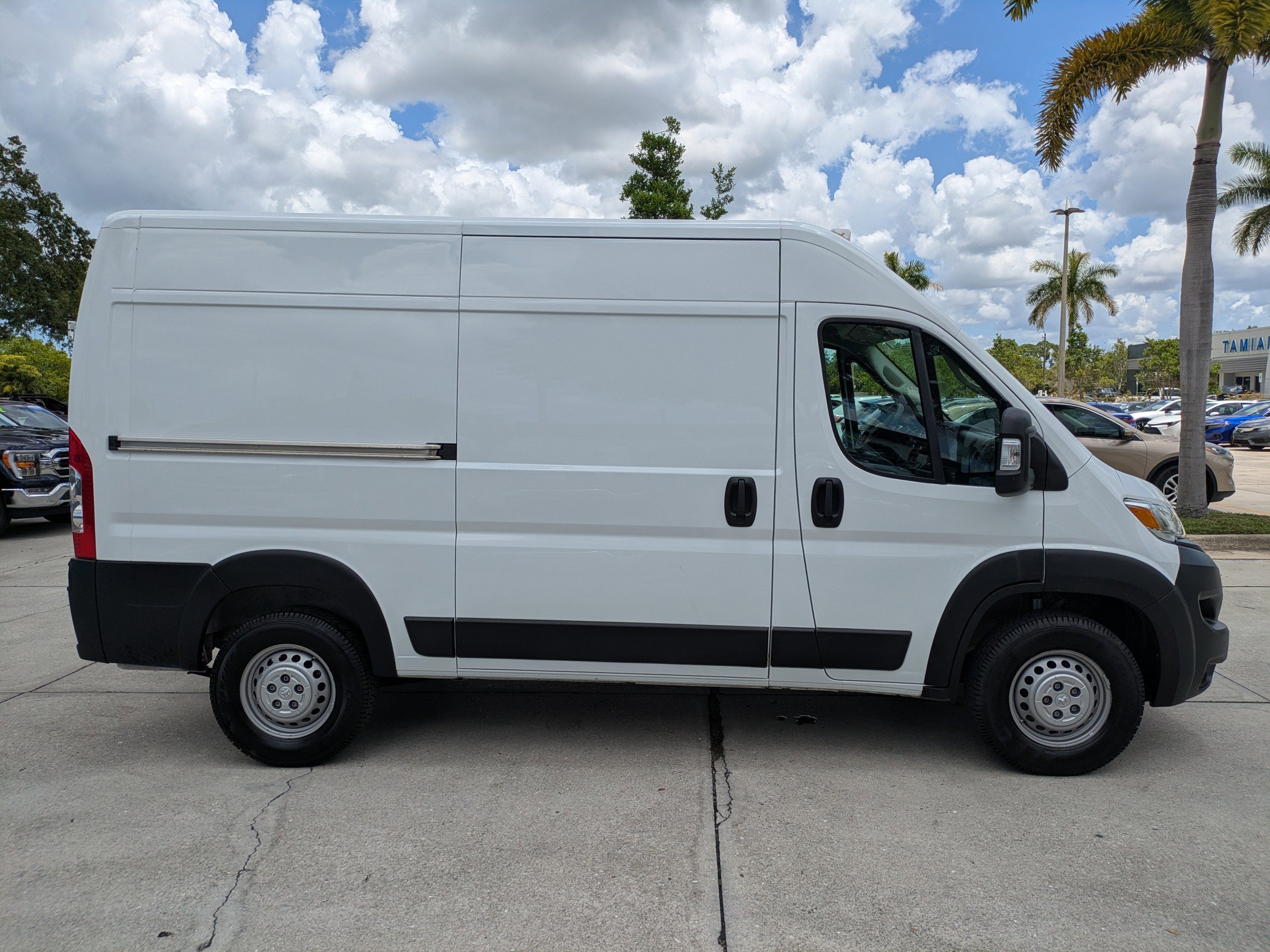 Used 2024 RAM ProMaster 2500 w/ Convenience Group FWD image 3