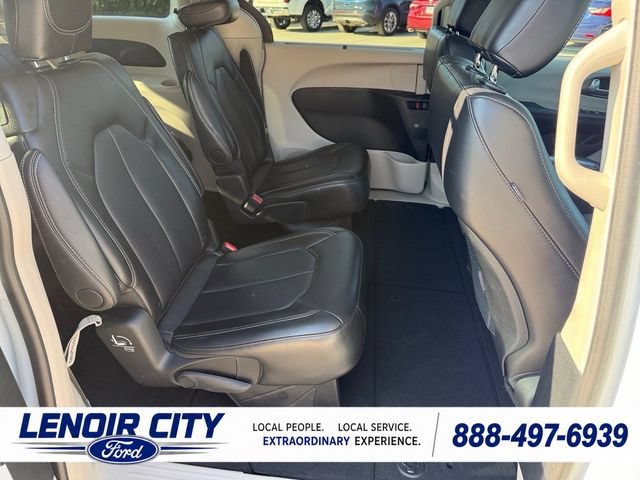 Used 2024 Chrysler Pacifica Touring-L FWD image 12