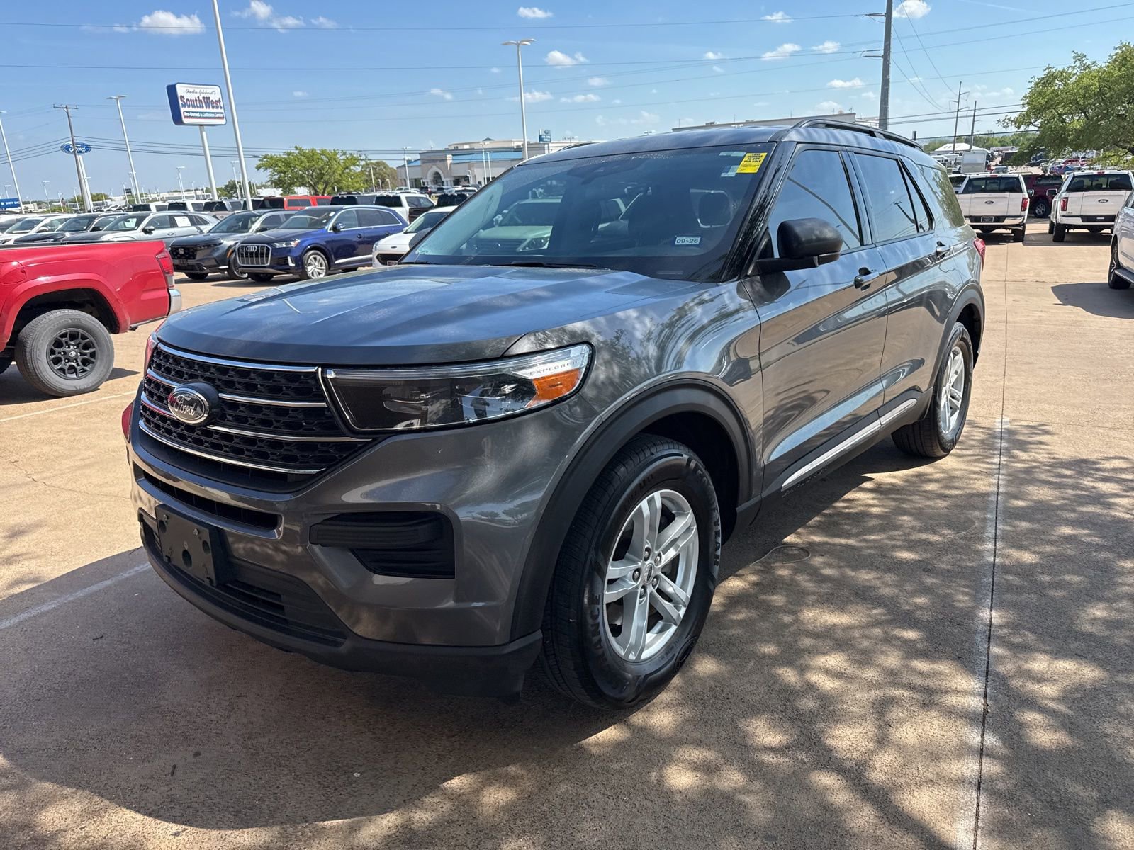 Certified 2023 Ford Explorer XLT image 3