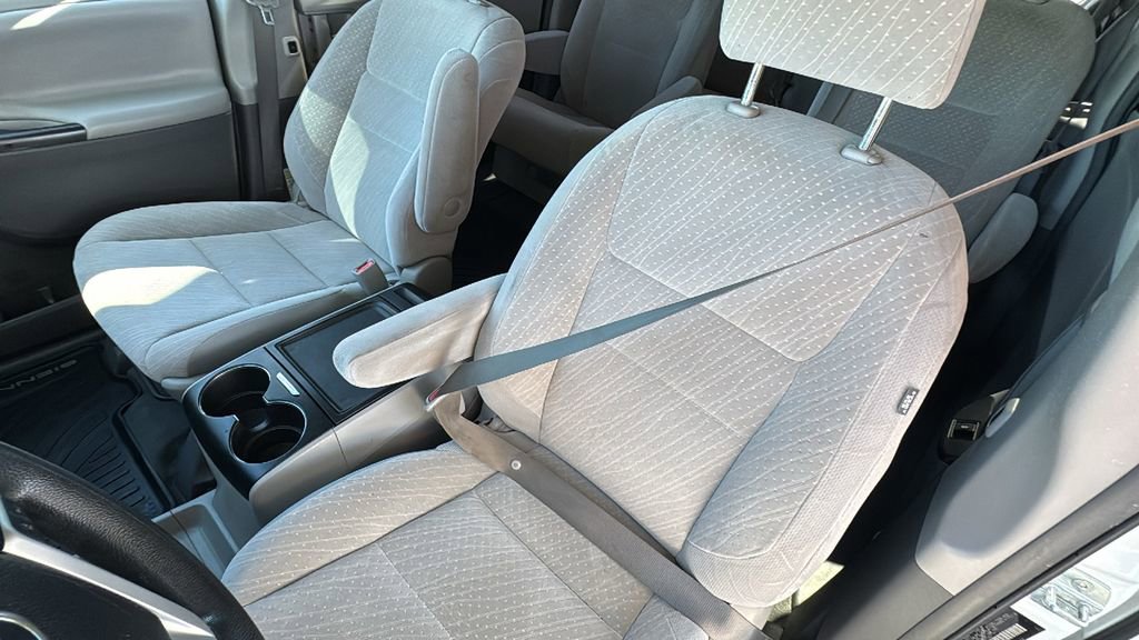 Used 2019 Toyota Sienna LE w/ Carpet Mat Package FWD image 22