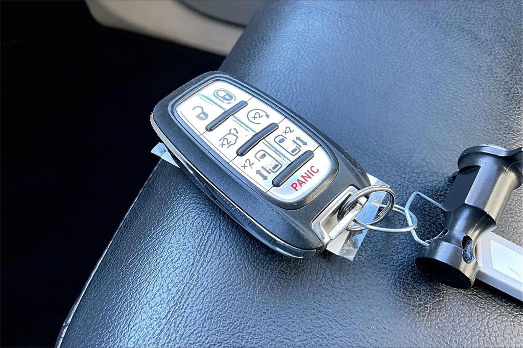 Used 2022 Chrysler Pacifica Touring-L image 13