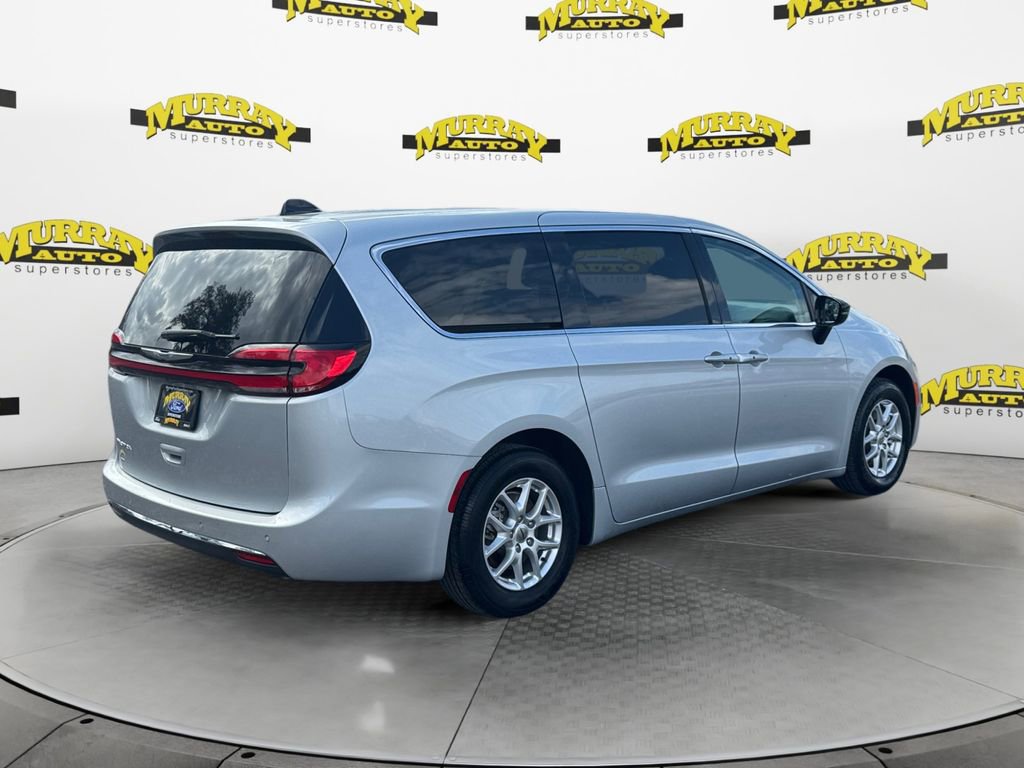 Used 2024 Chrysler Pacifica Touring-L image 5