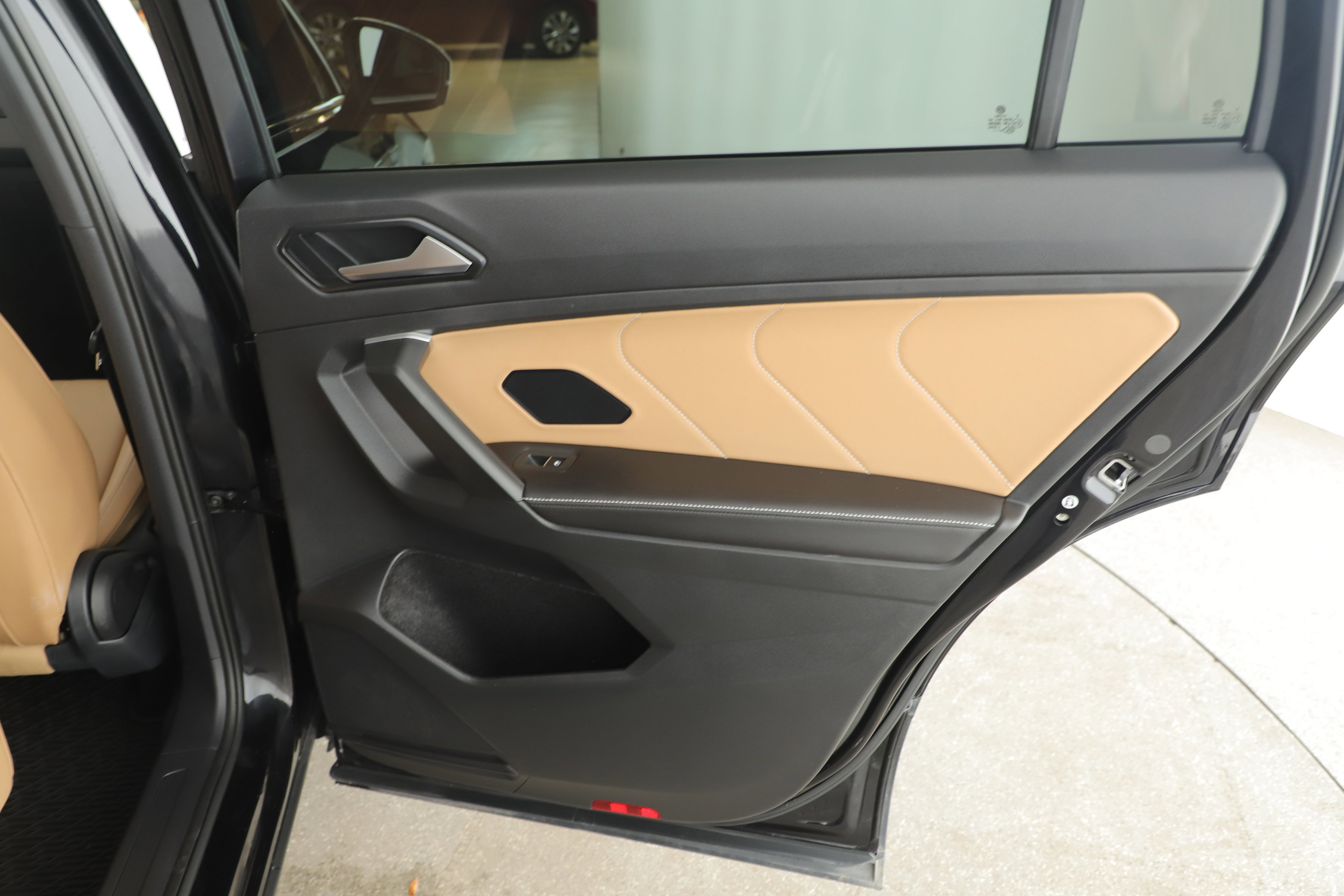 Used 2024 Volkswagen Tiguan SE image 19