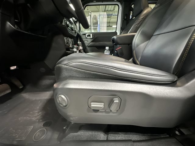 Used 2025 Jeep Wrangler Unlimited Sahara AWD/4WD image 18