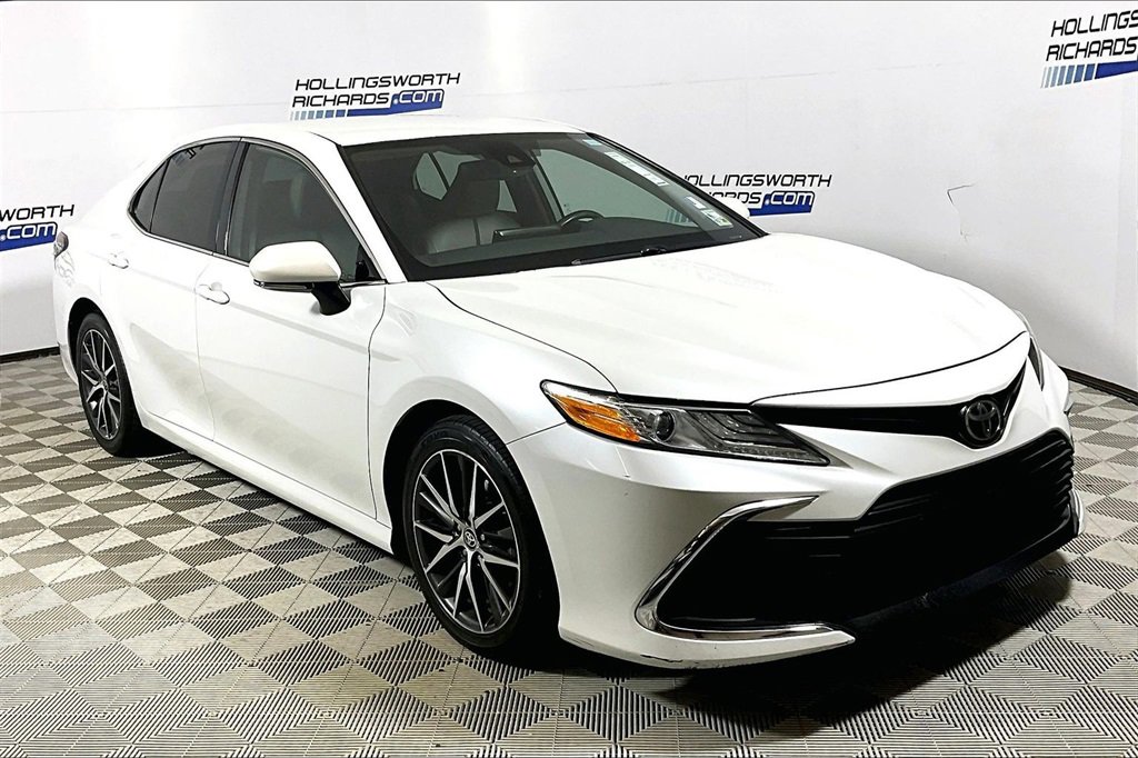Used 2021 Toyota Camry XLE image 3