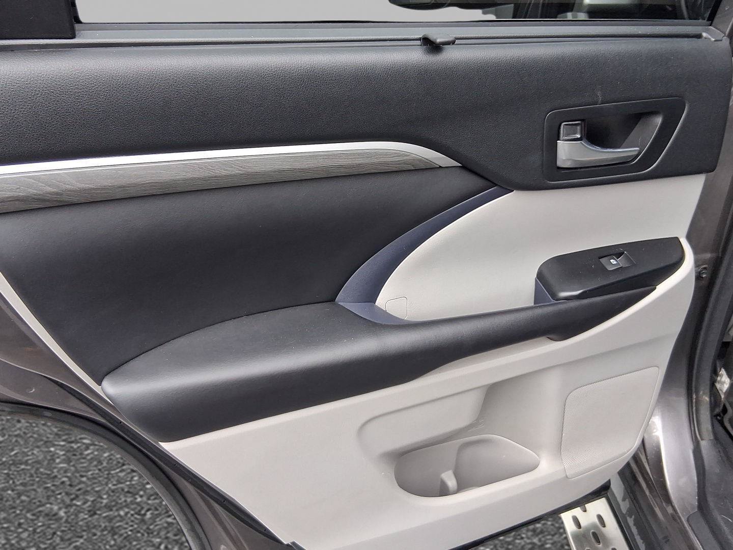 Used 2018 Toyota Highlander Limited FWD image 15