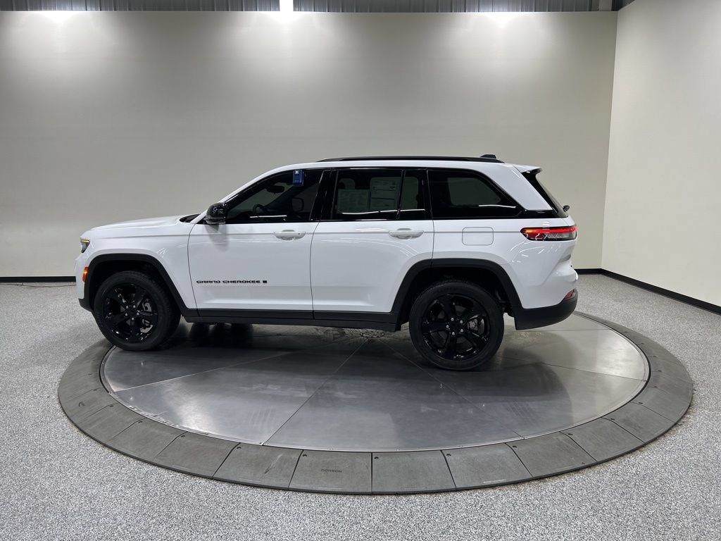 Used 2023 Jeep Grand Cherokee Altitude AWD/4WD image 10