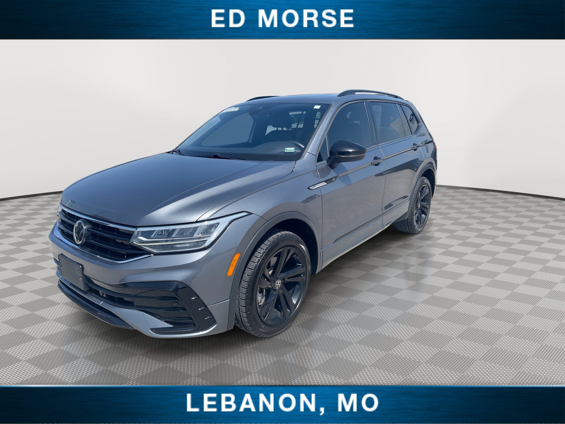 Used 2024 Volkswagen Tiguan SE R-Line AWD/4WD image 4