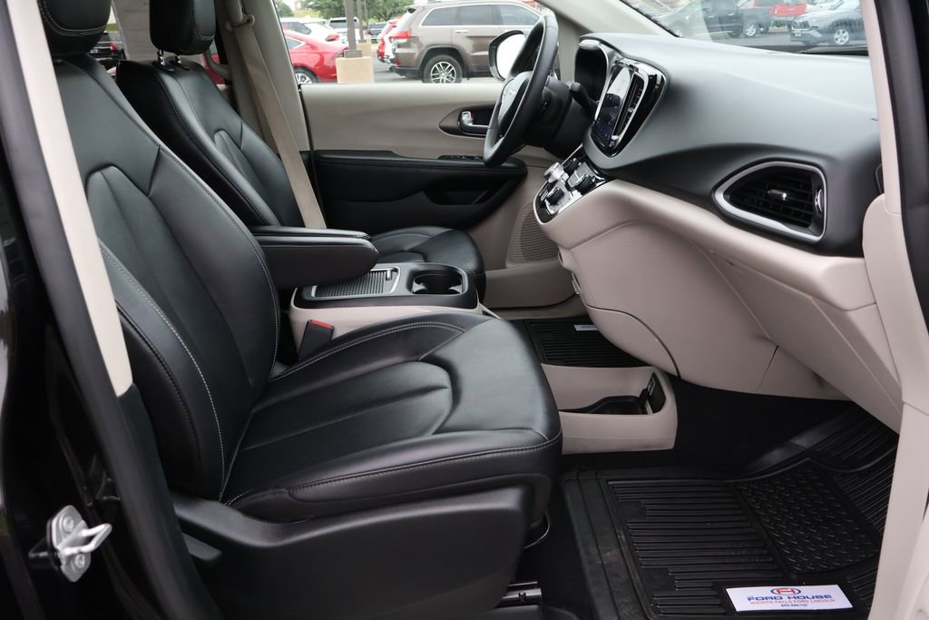 Used 2024 Chrysler Pacifica Touring-L FWD image 19