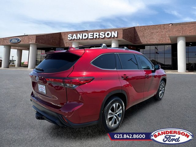 Used 2021 Toyota Highlander XLE AWD/4WD image 3