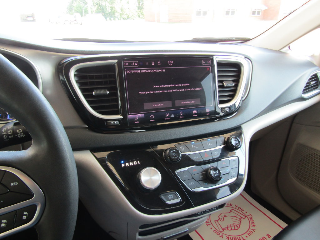 Used 2023 Chrysler Pacifica Touring-L FWD image 29