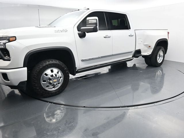 Used 2025 Chevrolet Silverado 3500 High Country w/ High Country Premium Package AWD/4WD image 4