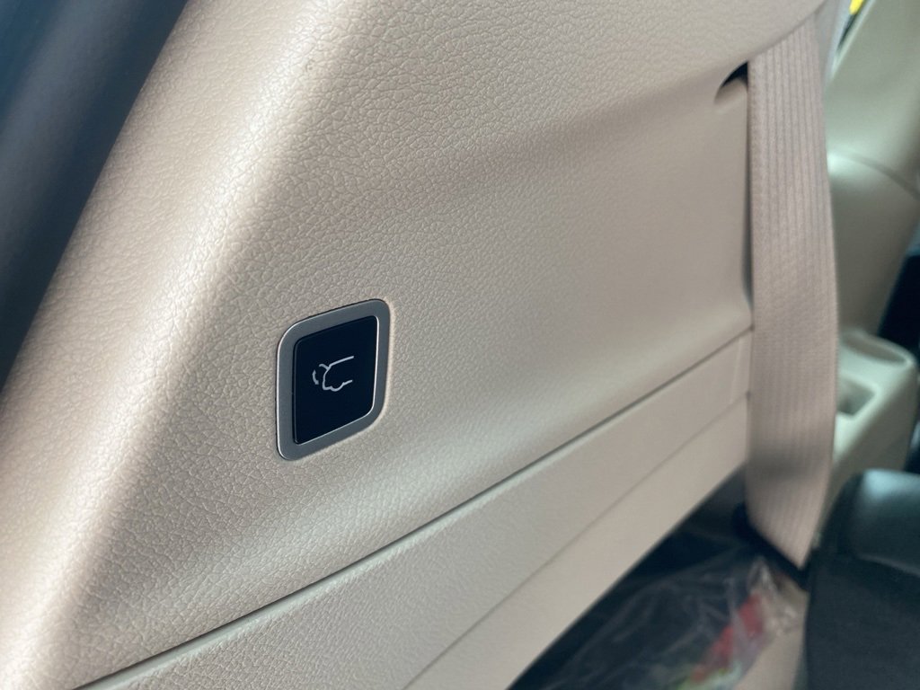 Used 2024 Chrysler Pacifica Touring-L image 15