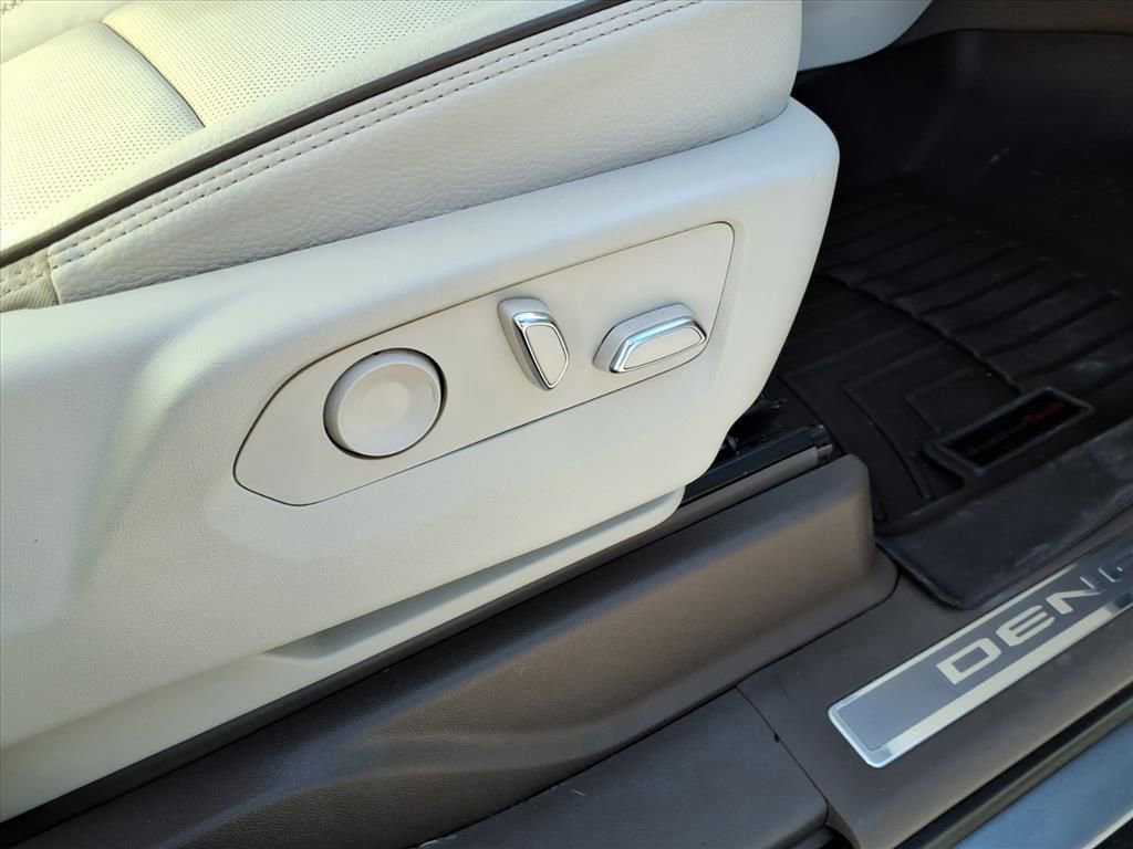 Used 2023 GMC Yukon Denali image 11