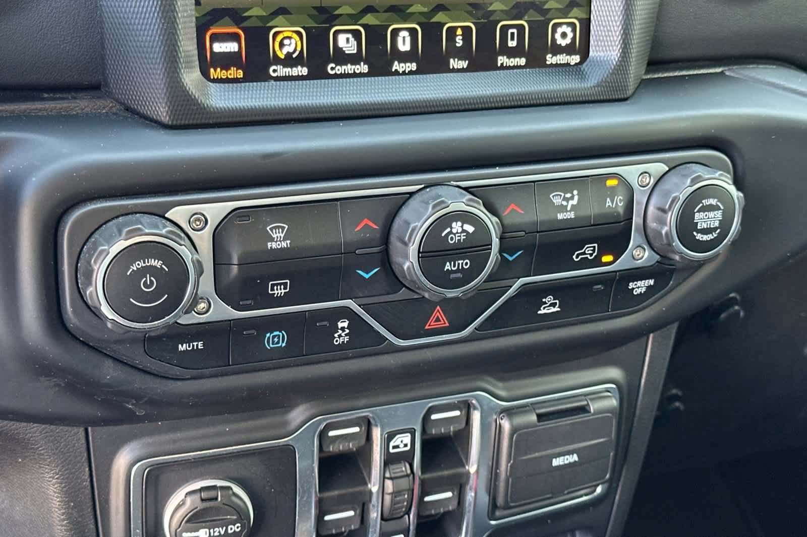 Used 2022 Jeep Wrangler Unlimited Sahara AWD/4WD image 22