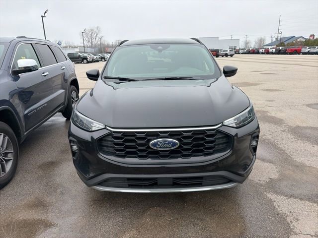 Certified 2025 Ford Escape ST-Line Select AWD/4WD image 2