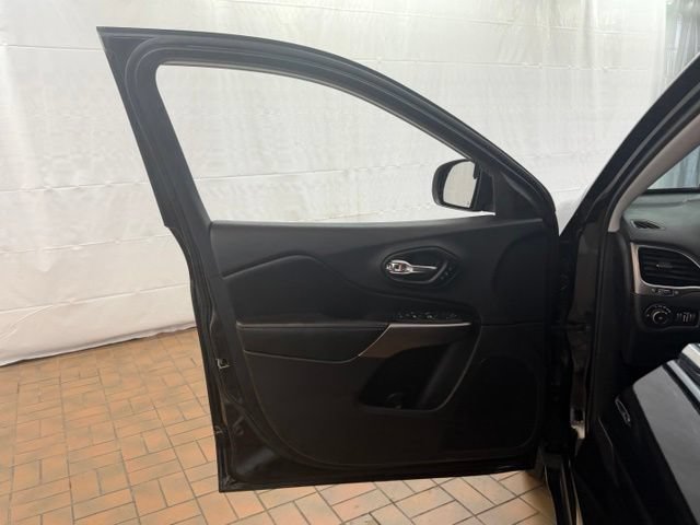 Used 2020 Jeep Cherokee Limited w/ Luxury Group AWD/4WD image 19