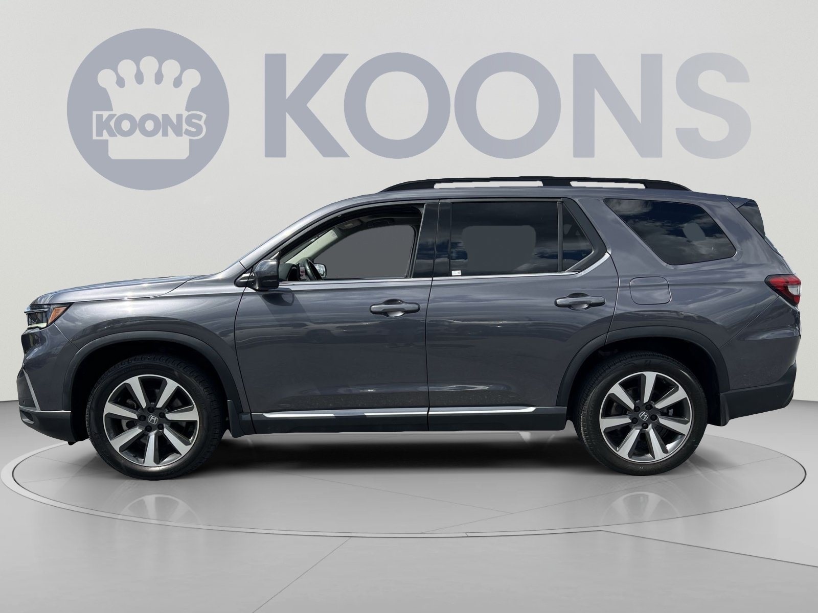 Used 2025 Honda Pilot Touring image 2