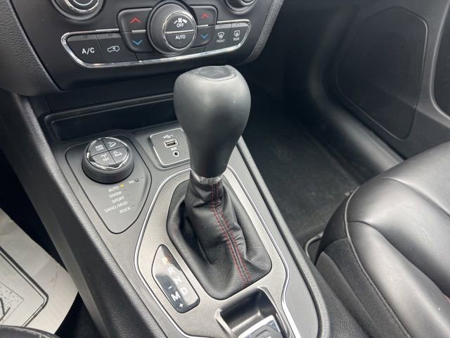 Used 2020 Jeep Cherokee Trailhawk w/ Cold Weather Group image 17